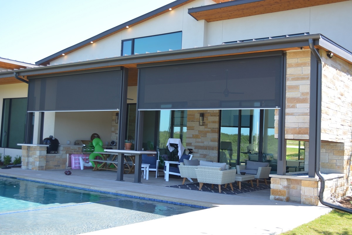 How Motorized Screens Keep This Texas Home Cool